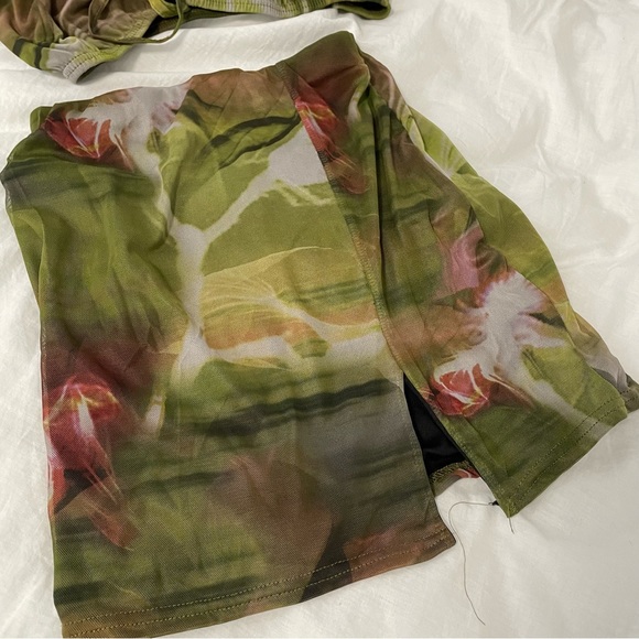 PrettyLittleThing Green Abstract Mesh Split Hem Mini Skirt & Puff Sleeve Top - Picture 4 of 5